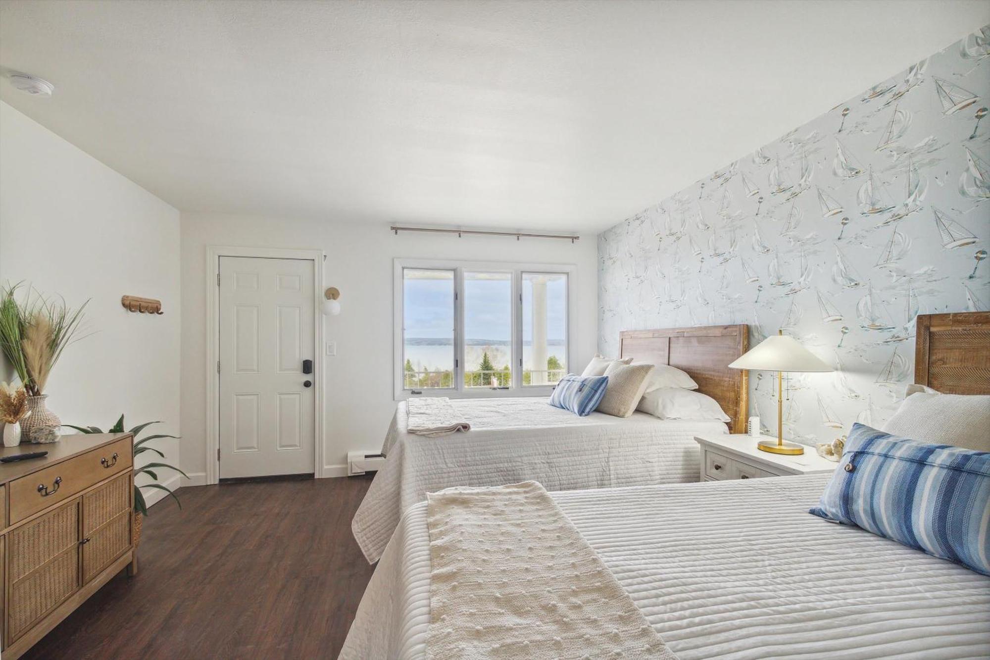 Self Check-In Lake Views Workspace 2 Queen Beds Villa Petoskey Exterior photo