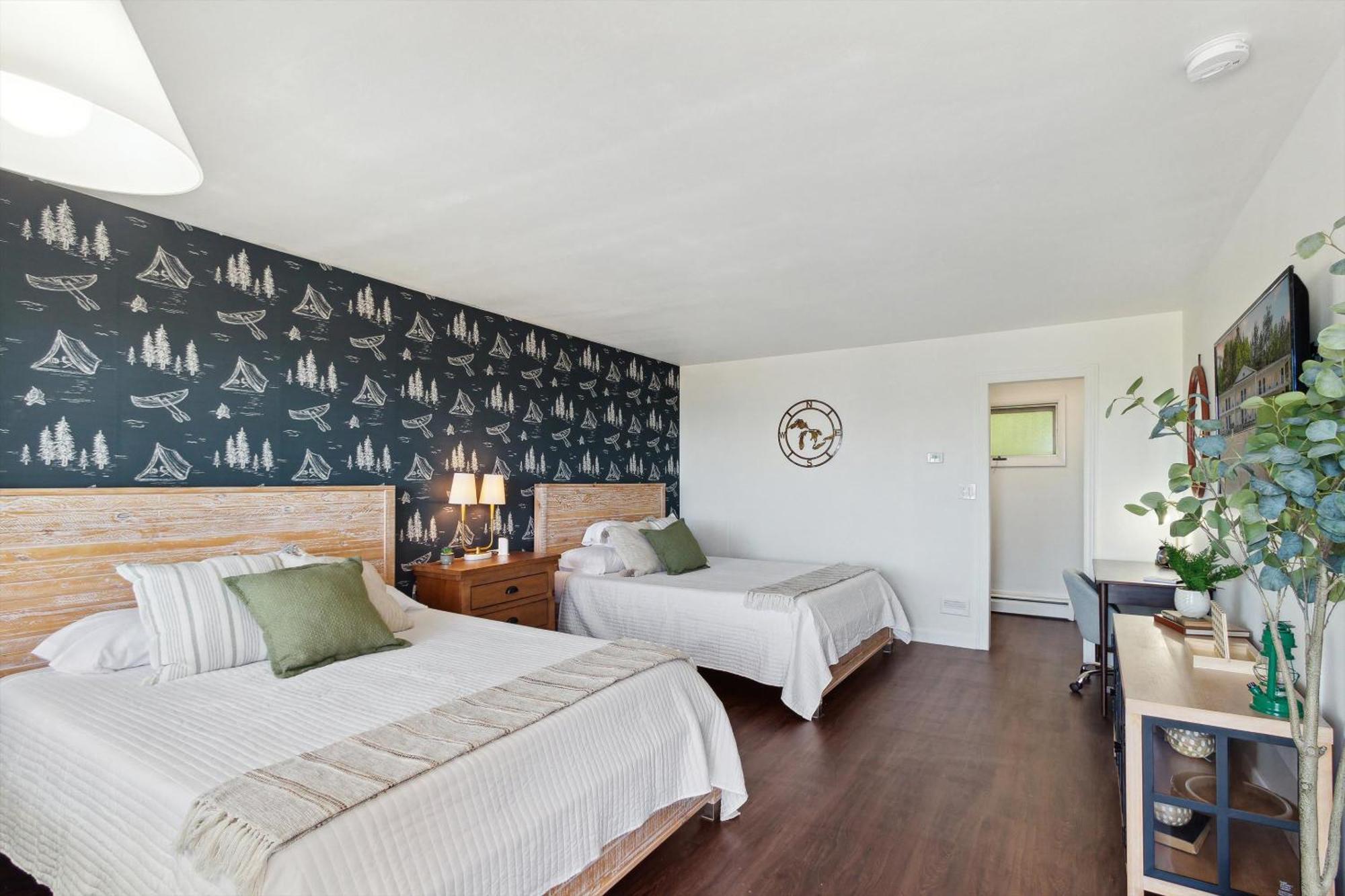 Self Check-In Lake Views Workspace 2 Queen Beds Villa Petoskey Exterior photo